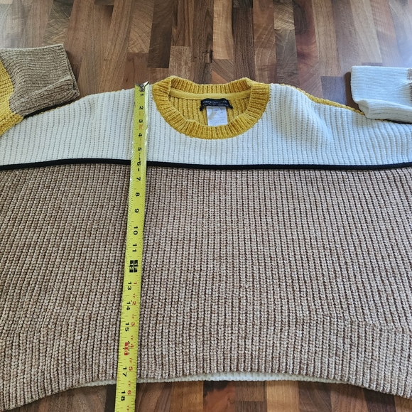 Urban Outfitters Slouchy Cropped Oversized Sweater Size Medium - Picture 9 of 11